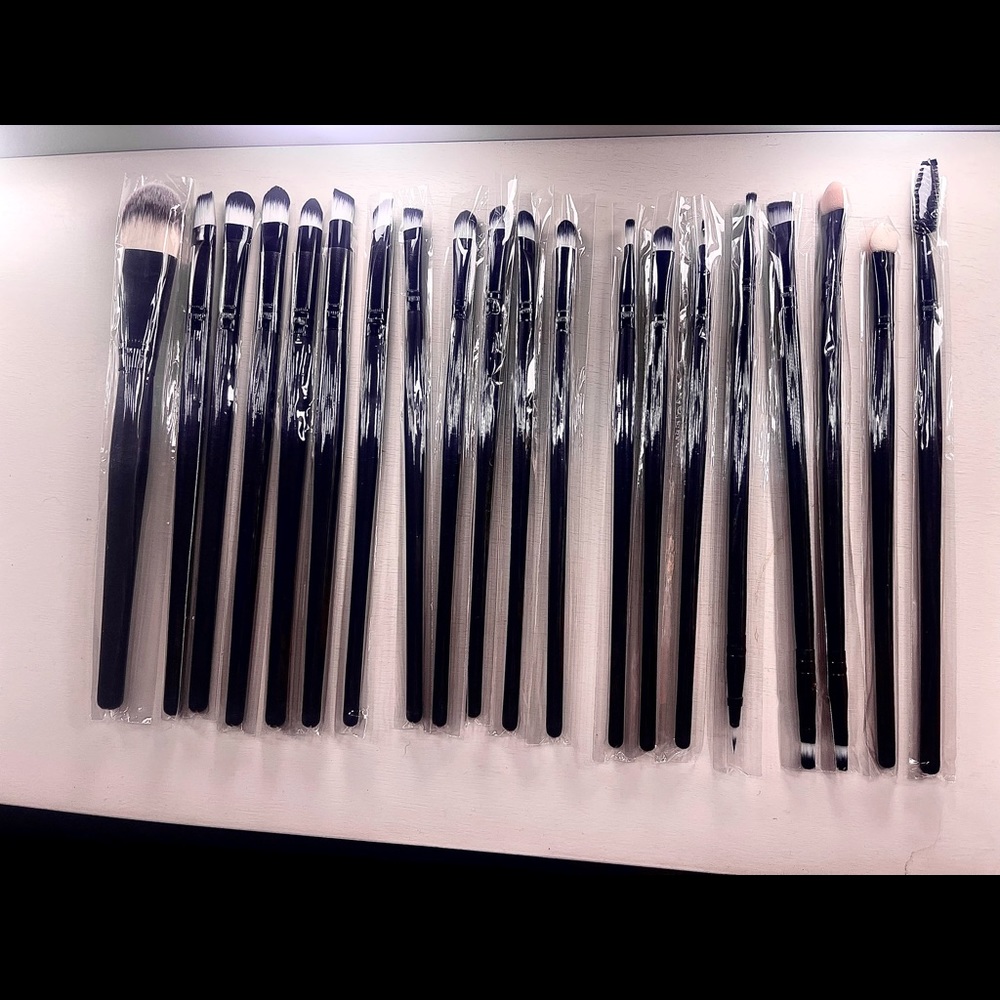 New 20- Piece Professional Makeup Brush Set